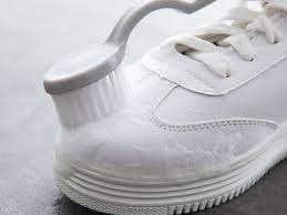 مسواک در حال تمیز کردن کفش سفید